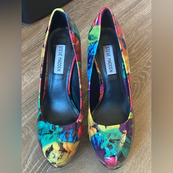 Steve Madden Nala multicolored floral hidden platform pumps. Size 7.5 - Picture 4 of 13